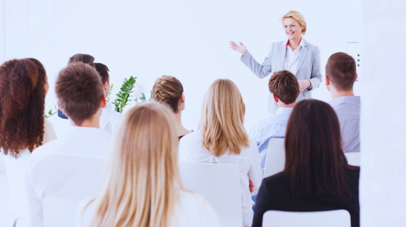 12 Tips for Mastering Effective Presentation Skills in Public Speaking (2)