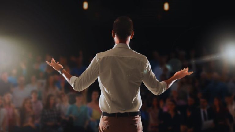 Read more about the article Master the Stage: 7 Steps to Deliver an Effective Presentation