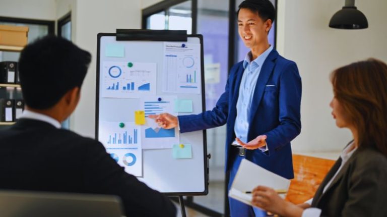 Read more about the article How to Write a Winning Pitch Deck That Impresses Investors